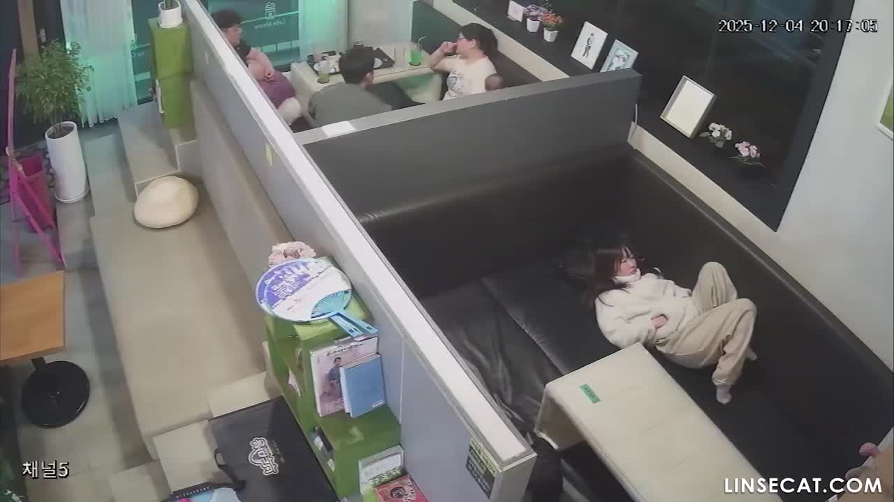 [신작] 만화책 카페에서 두 커플이 성관계를 갖다가 발각됐다. 호르몬과 억제할 수 없는 욕정에 휩싸인 20대들은 공공장소에서 사랑을 나누기로 했다. 강렬한 성적 쾌감에 여자는 신음소리를 멈추지 못했고, 남자는 그녀의 입을 막았다. [해킹된 한국 IP 카메라] [단독 영상] 썸네일