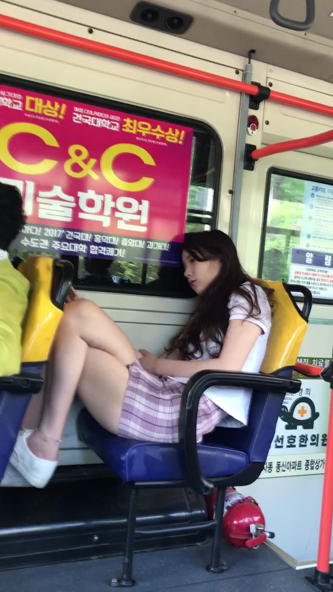 버스안 핑크치마 고딩 옆샷 썸네일