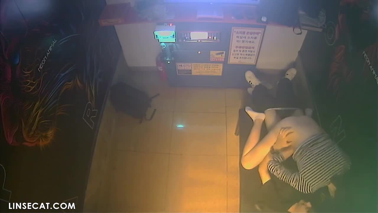 [신작] 4월에 새로운 유출 소식이 있습니다! 장난꾸러기 소녀가 카메라를 향해 가위 손짓을 합니다. 그 소년은 섹스 경험이 거의 없었고, 너무 빨리 밀어넣기 시작해서 거의 조루가 될 뻔했습니다. 크림파이. [해킹된 한국 노래방 IP 카메라] [단독 영상] 썸네일