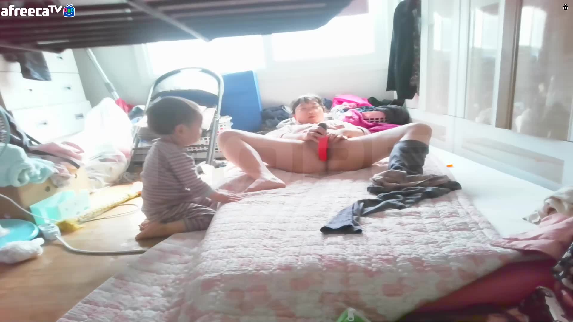 아기 옆에서 자위하는 미친년 썸네일