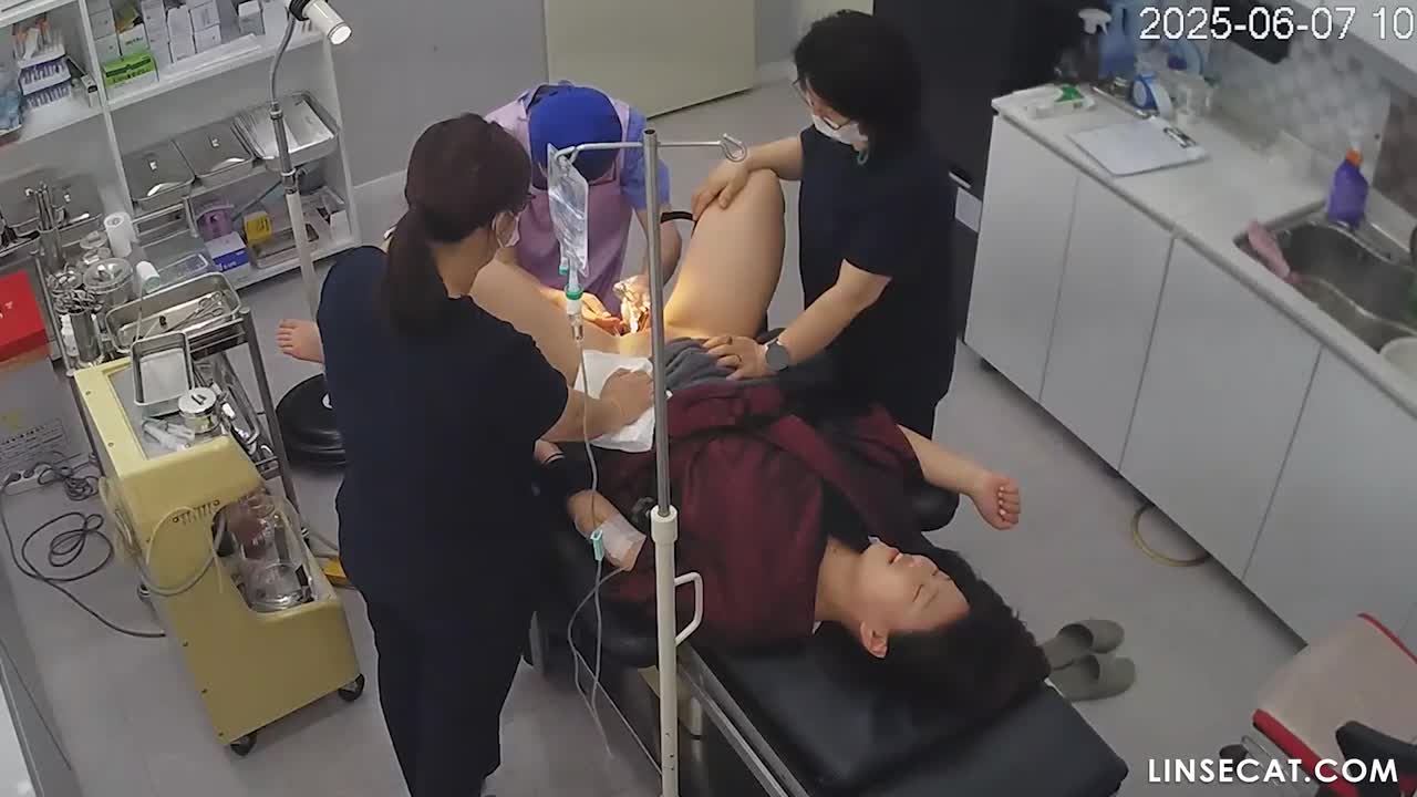 [신작] 이 남자 의사의 직업이 부럽지 않나요_ 온갖 아름다운 여성들의 성기를 봤을 텐데, 정말 성기 전문가라는 칭호가 어울릴 만하네요. [한국 병원 해킹된 IP 카메라 영상] [단독 영상] 썸네일