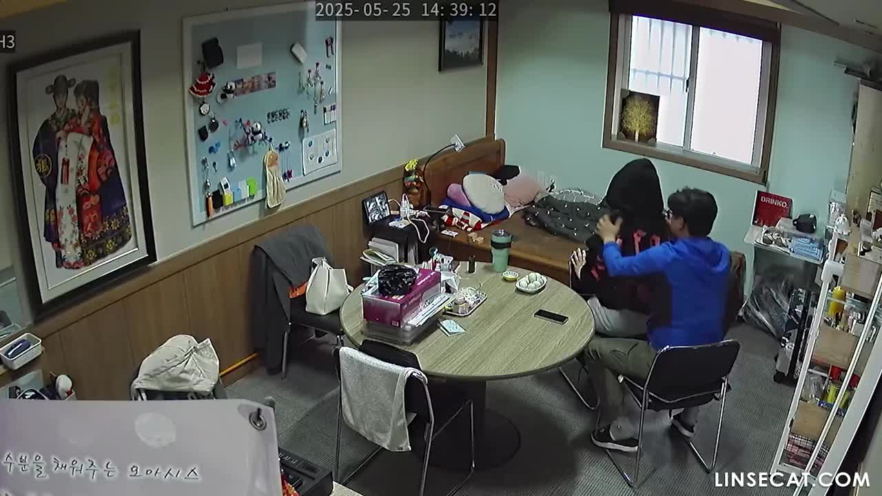 [신작] 한국 울산의 한 여성 가게 주인이 남자친구 몰래 다른 남자와 불륜 관계를 맺고 있었다. 여자친구가 자주 자위를 하면 성적 욕구가 충족되지 않아 결국 바람을 피우게 될 가능성이 높다. 네 번의 오르가즘을 경험했다. [해킹된 한국 IP 카메라 영상] [단독 영상] 썸네일