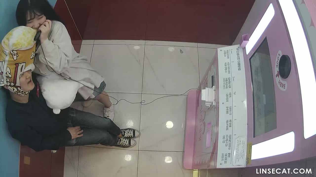 [신작] 13개의 포토부스 장면. 군인이 여자친구 엉덩이에 고의로 자신의 성기를 문지르고, 여자친구는 섹스를 갈구하며 적극적으로 반응합니다. [해킹된 한국 IP 카메라] [단독 영상] 썸네일