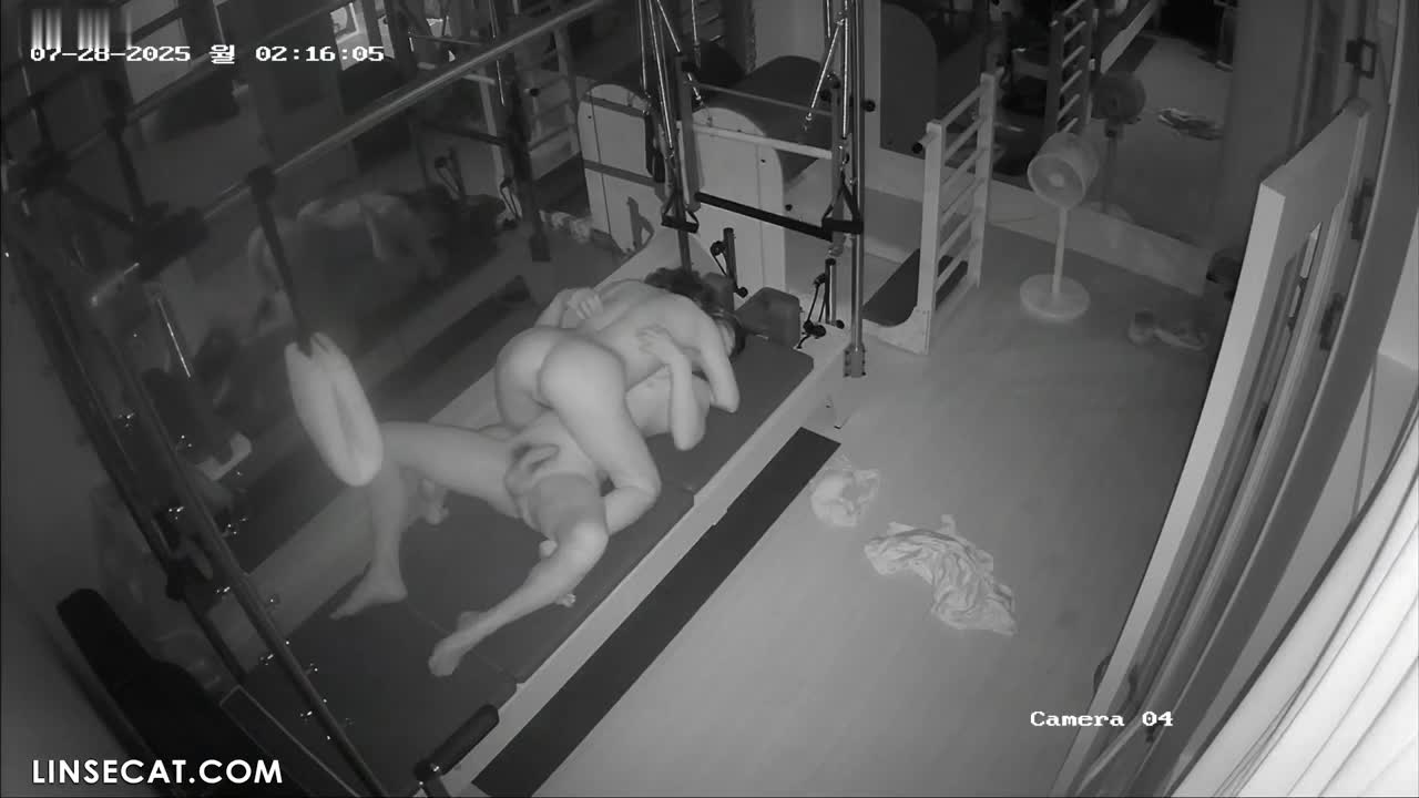 필라테스 강사는 매우 유연하고 성욕이 강합니다. 남자친구가 2시간 안에 두 번 연속 사정하자, 그녀는 그가 다시 발기할 때까지 구강 성교를 해 주었습니다. 그는 엄청난 지구력을 가지고 있습니다 썸네일