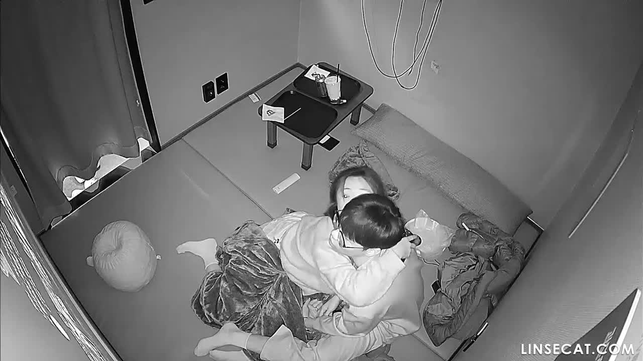 [신작] 깊은 사랑에 빠진 한 커플이 5시간 동안 단둘이 시간을 보냈다. 욕정에 휩싸인 남자친구가 여자친구를 강간하려 하자, 그녀의 반응은 놀라웠다. [한국 영화관 해킹 영상] [단독 영상] 썸네일