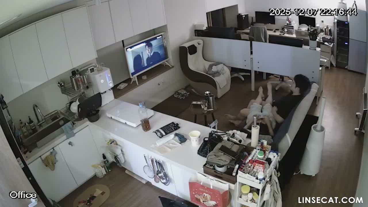 [신작] 경기도에 사는 한 남성이 여자친구를 배웅하자마자 자위행위를 시작했다. _저렇게 섹시한 여자친구가 있다면, 마지막 정액 한 방울까지 그녀의 질 속에 싸버리고 싶다._ [해킹당한 한국 가정용 IP 카메라] [단독 영상] 썸네일