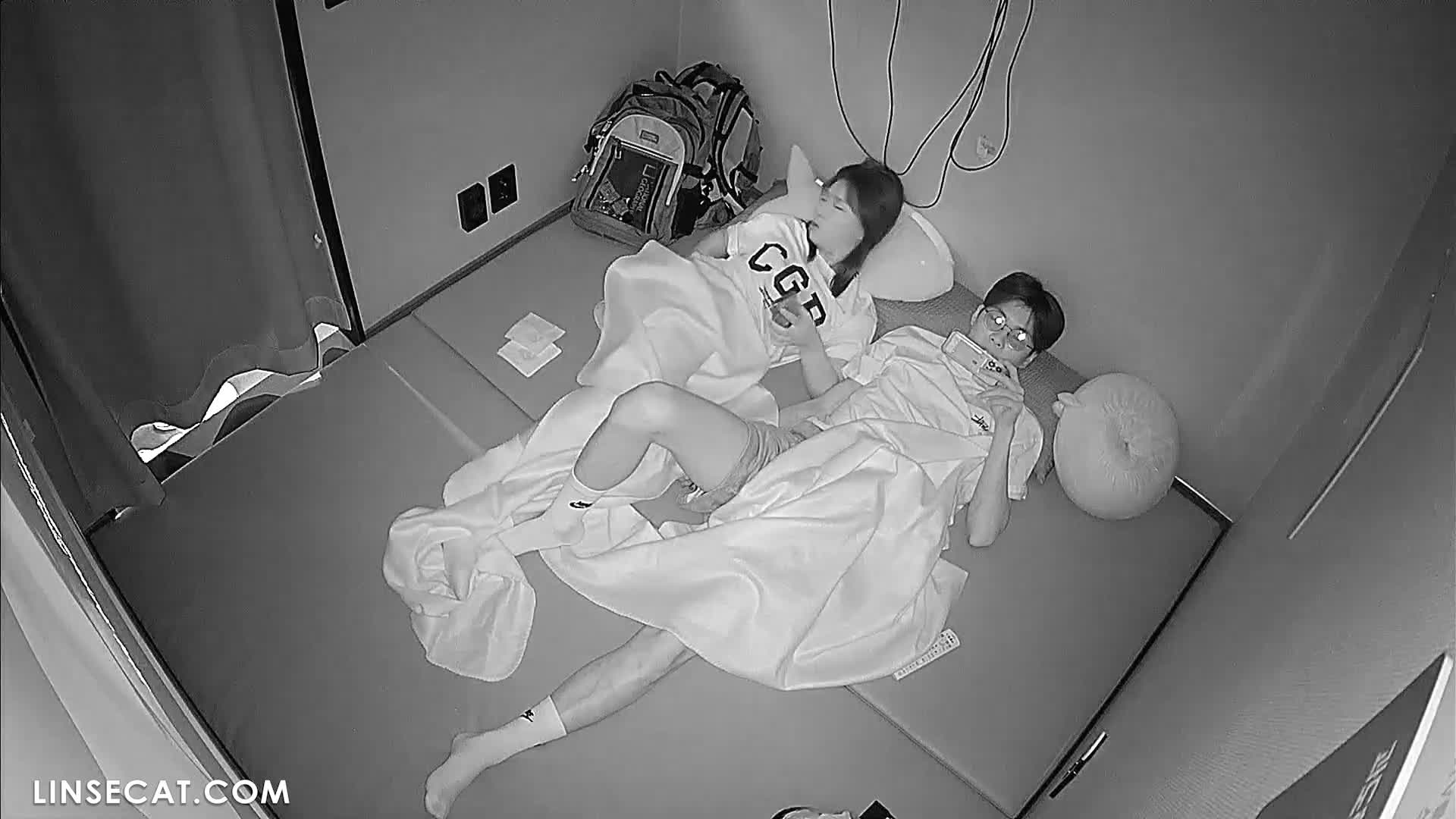 [신작] 그녀는 두 시간 안에 남자친구에게 두 번이나 오럴 섹스를 했는데, 한 번은 손에 사정했고, 다른 한 번은 입에 사정했습니다. 영화를 보는 동안 몰래 젖꼭지를 문지르기도 했습니다. [한국 영화방 해킹된 IP 카메라] [단독 영상] 썸네일