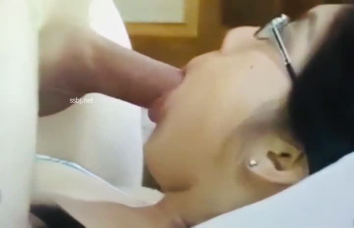 깊숙히 들어가는 안경녀 썸네일
