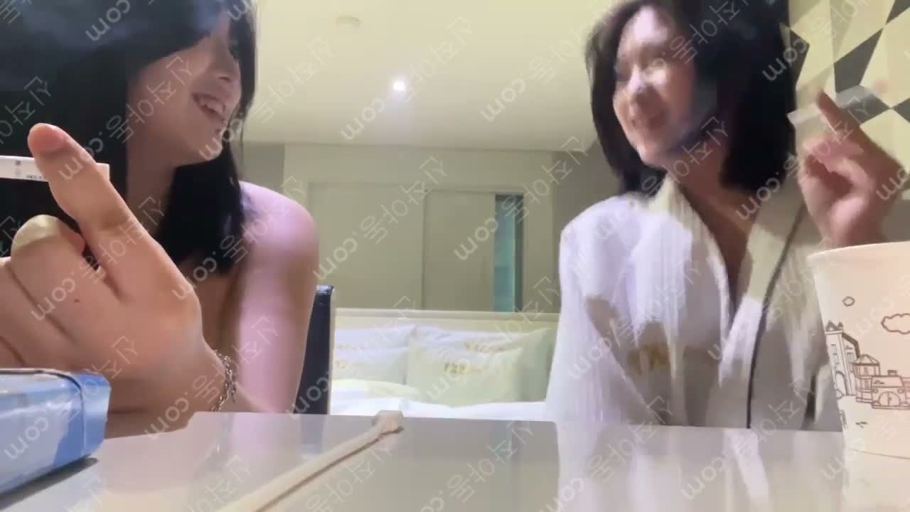 [미공개 신작 강추작] 존예 어린년 둘이서 서로 자위 라방 썸네일