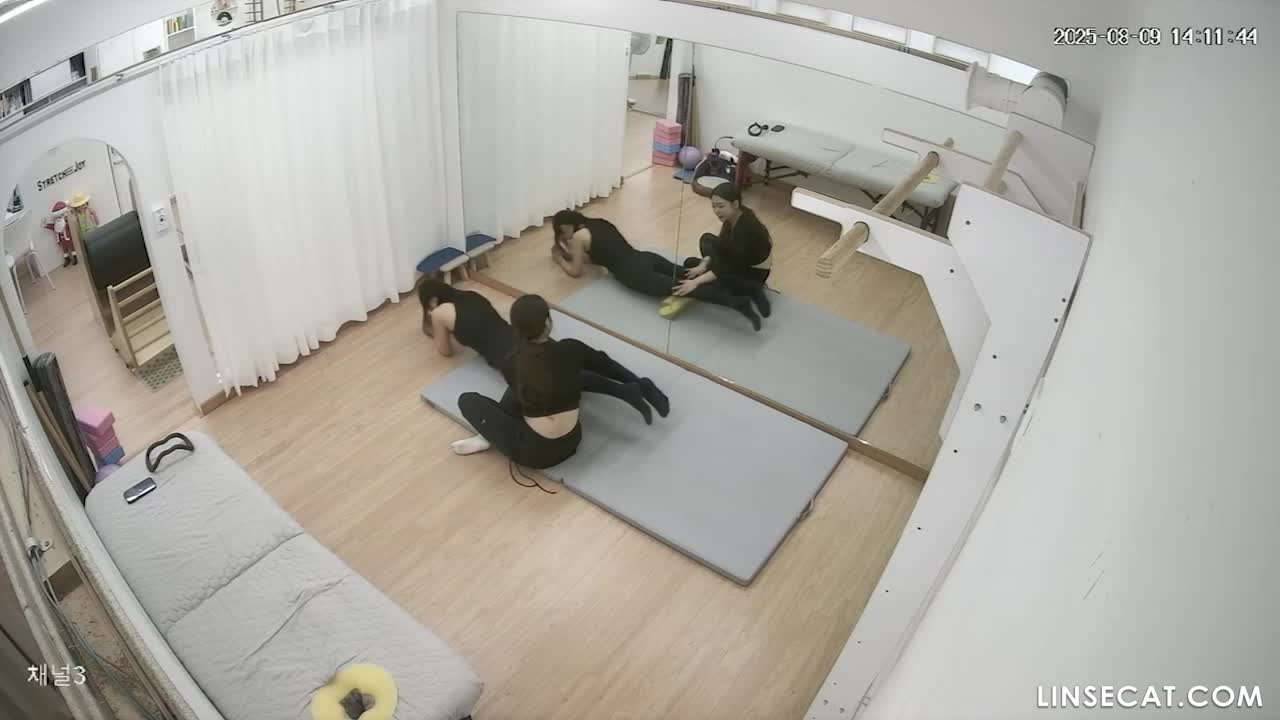 [신작] 여교사와 여학생은 성적으로 매우 흥분된 상태였다. 두 사람은 다리를 활짝 벌리고 발을 맞댄 채 조금의 망설임도 없이 서로의 몸을 만졌다. 나는 그들의 성기 사이에 머리를 집어넣고 땀에 젖은 성기의 냄새를 맡고 싶었다. [해킹된 한국 IP 카메라] [단독 영상] 썸네일
