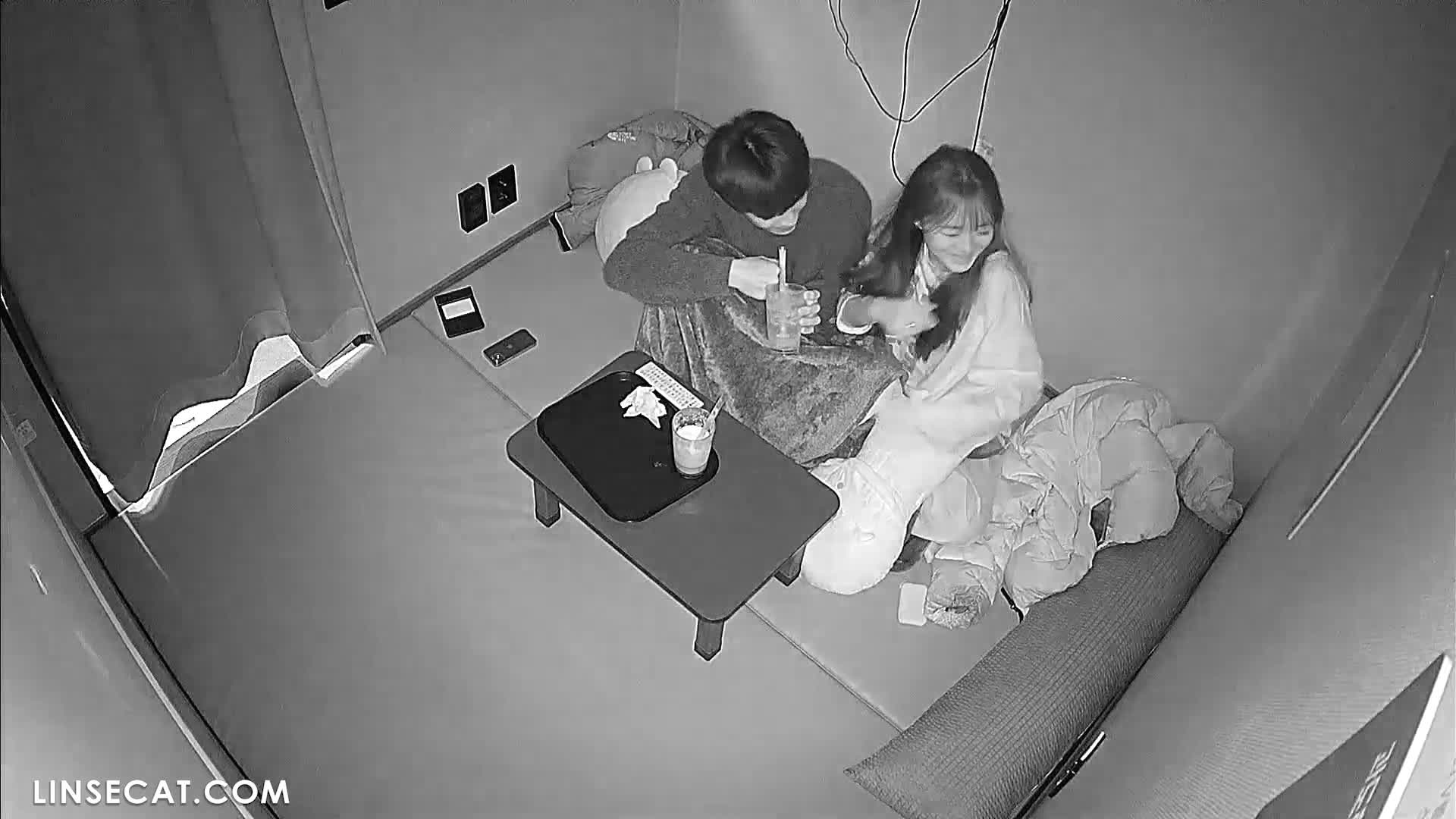 [신작] 아름다운 여성이 남자친구에게 핸드잡을 해 주었습니다. 남자친구가 사정을 하자, 그녀는 손에 묻은 정액을 핥았습니다. 남자친구는 그녀의 질에 손을 대고 입을 가렸습니다. 다른 사람들이 그녀의 신음 소리를 들을까봐 두려웠기 때문입니다. [해킹된 한국 영화방 IP 카메라] [단독 영상] 썸네일
