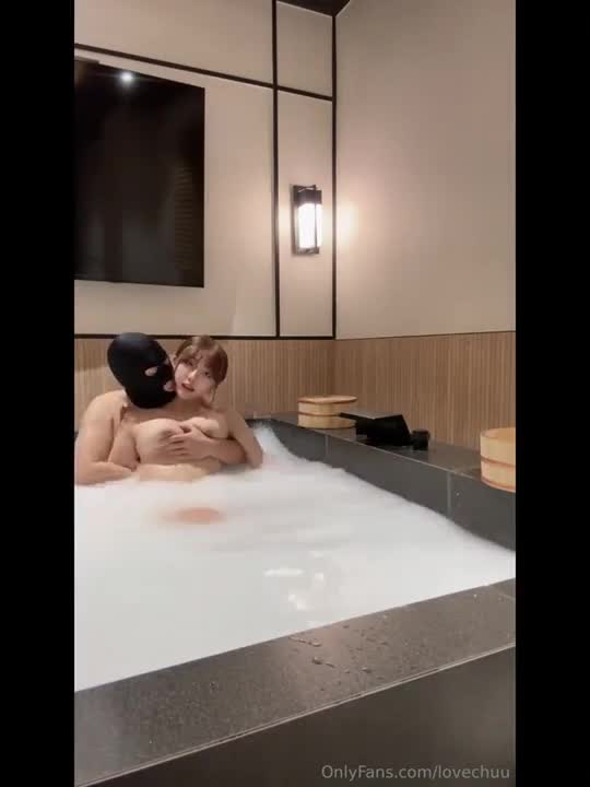 주인님에게 예쁜짓 하며 앵기는 러브츄 썸네일