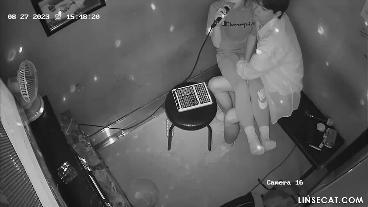 2023년 한국 노래방 OK의 IP 카메라가 해킹당했다. 잘생긴 남자가 여자친구의 보지를 바지에 자지로 문지르고 실제로 사정했다 썸네일